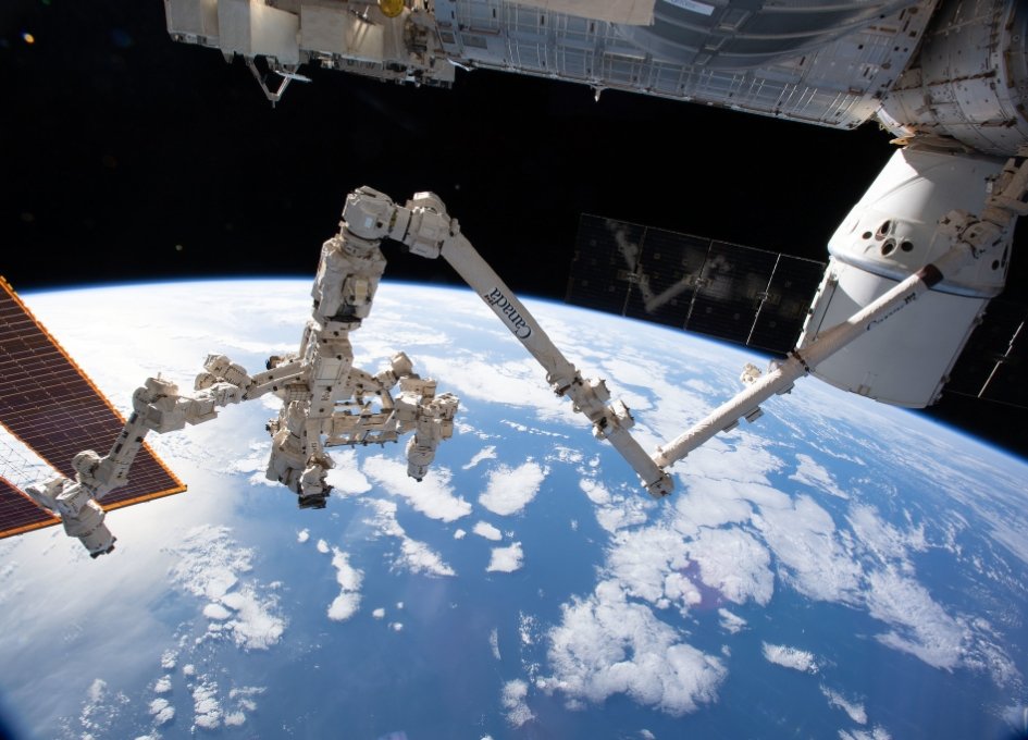 لحظه وصل شدن فضاپیمای باربری ناسا به بازوی رباتیک ایستگاه فضایی