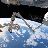لحظه وصل شدن فضاپیمای باربری ناسا به بازوی رباتیک ایستگاه فضایی