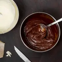 سس براق شکلاتی فرانسوی برای روی کیک و دسر