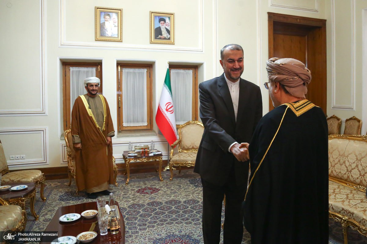 عکس/ دیدار معاون وزیر خارجه سلطنت عمان با وزیر امور خارجه ایران