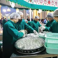 خدمت خواننده مسلمان شده کره‌ای به زائران حضرت در قسمت چایخانه رضوی