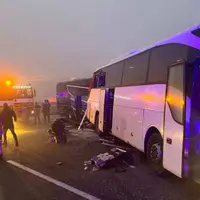 مصدومیت 17 نفر بر اثر تصادف تریلی و اتوبوس 