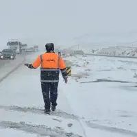امداد‌رسانی به ۳۵۰ خودروی گرفتار در برف چهارمحال و بختیاری