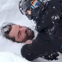 نجات معجزه آسای اسکی باز زنده به گورشده در برف