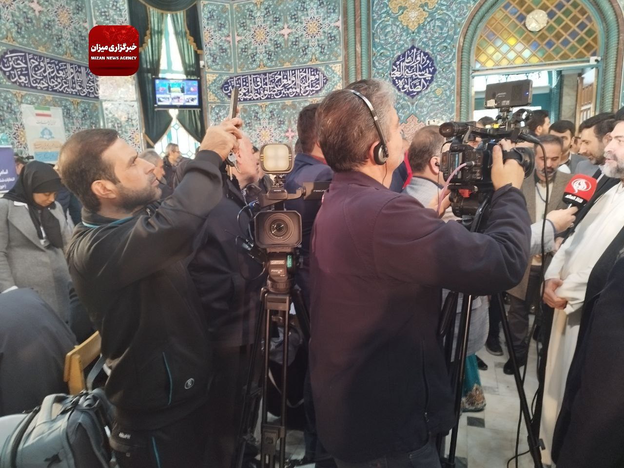 عکس/ حضور رسانه‌ها در کنار مردم همزمان با انتخابات ۱۴۰۲ در حسینیه ارشاد