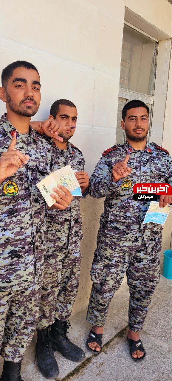 مشارکت پرشور دریادلان ارتش جمهوری اسلامی در پای صندوق رای