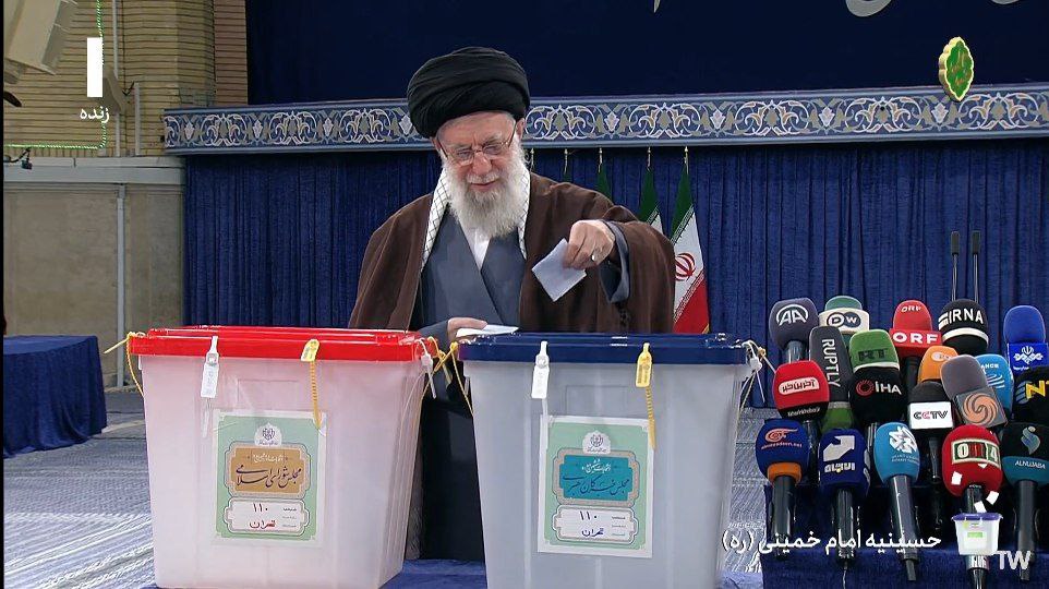 توصیه رهبر انقلاب به مرددین شرکت در انتخابات: در کار خیر حاجت هیچ استخاره نیست
