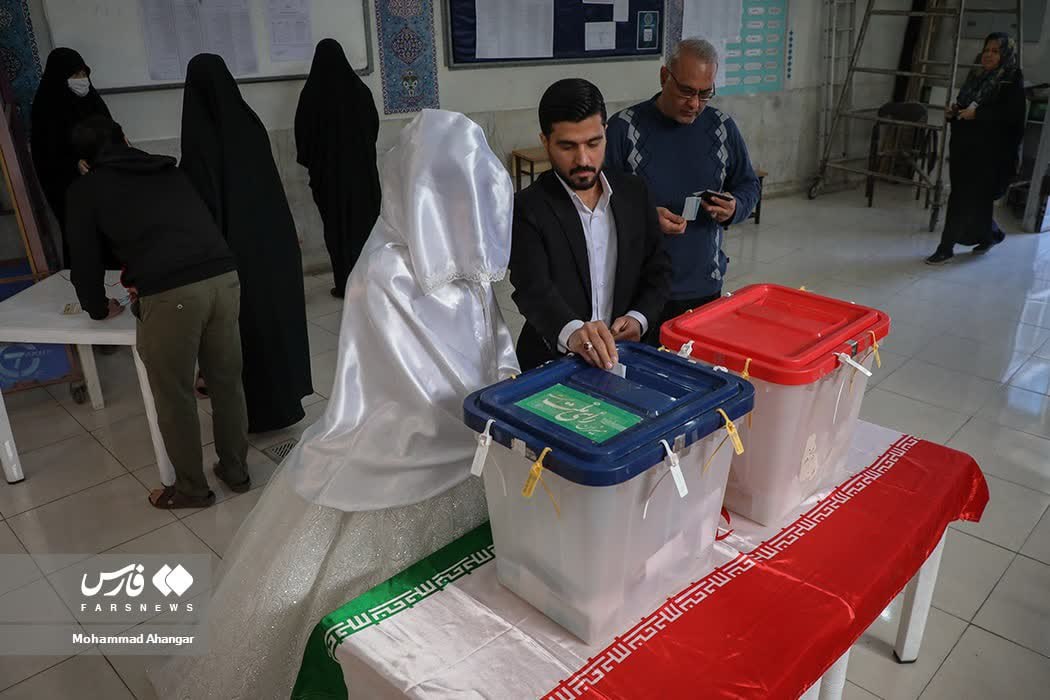 عکس/ صندوق‌های رای اهواز هم رای عروس و داماد به خود دید