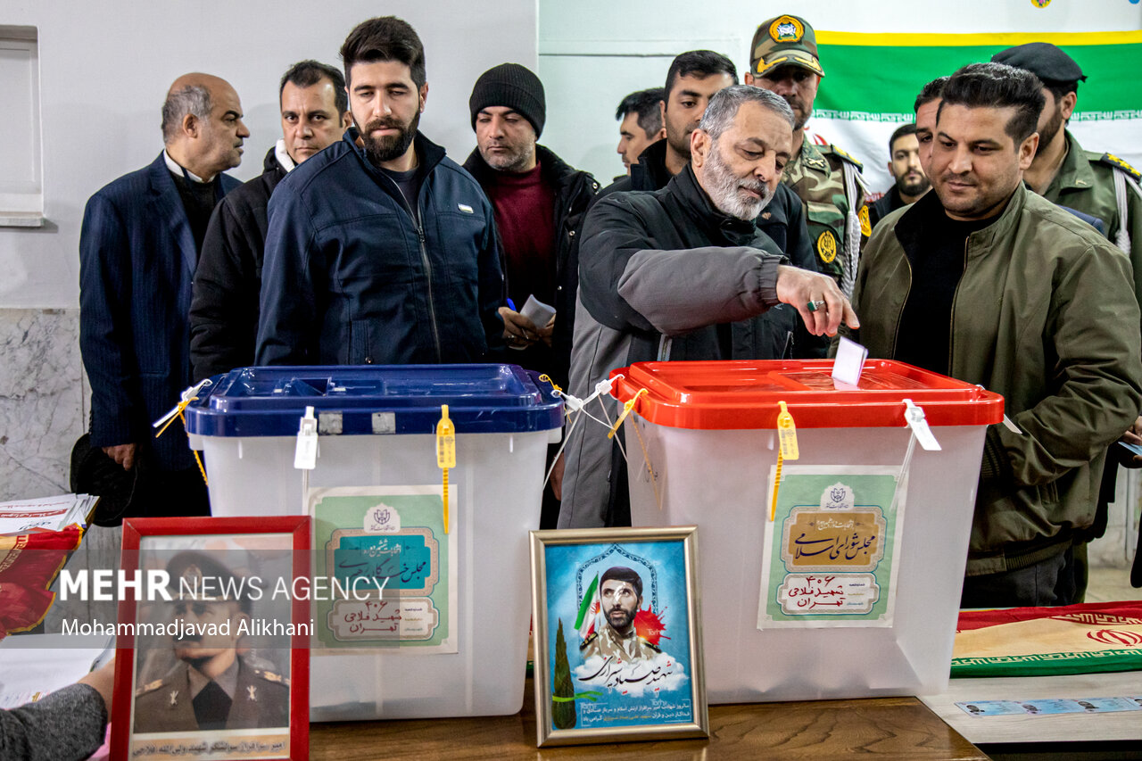 عکس/ امیر سرلشکر سید عبدالرحیم موسوی پای صندوق رای