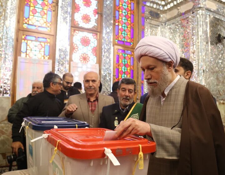 امام‌جمعه شیراز با حضور در شاهچراغ(ع) رأی خود را به صندوق انداخت