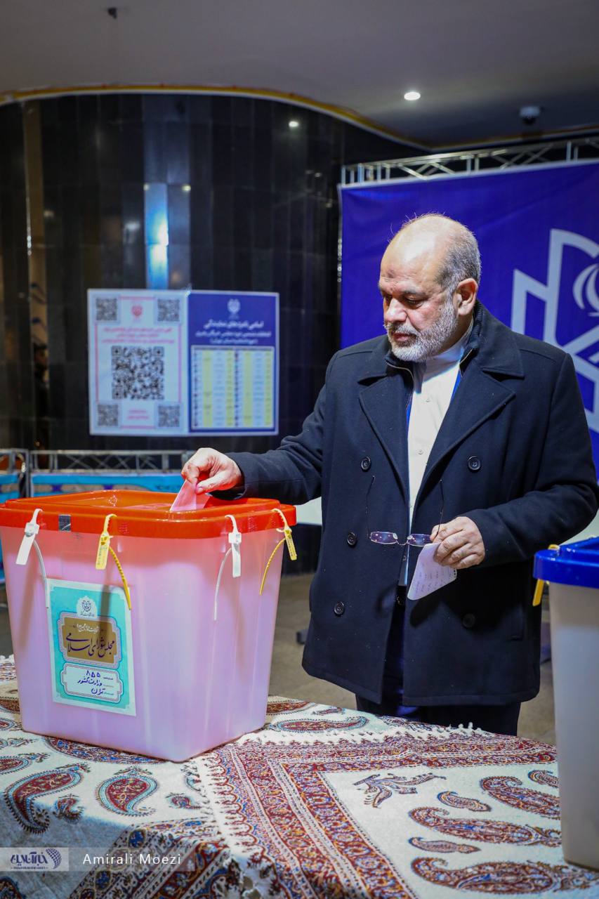 عکس/ وزیر کشور رای خود را به صندوق انداخت