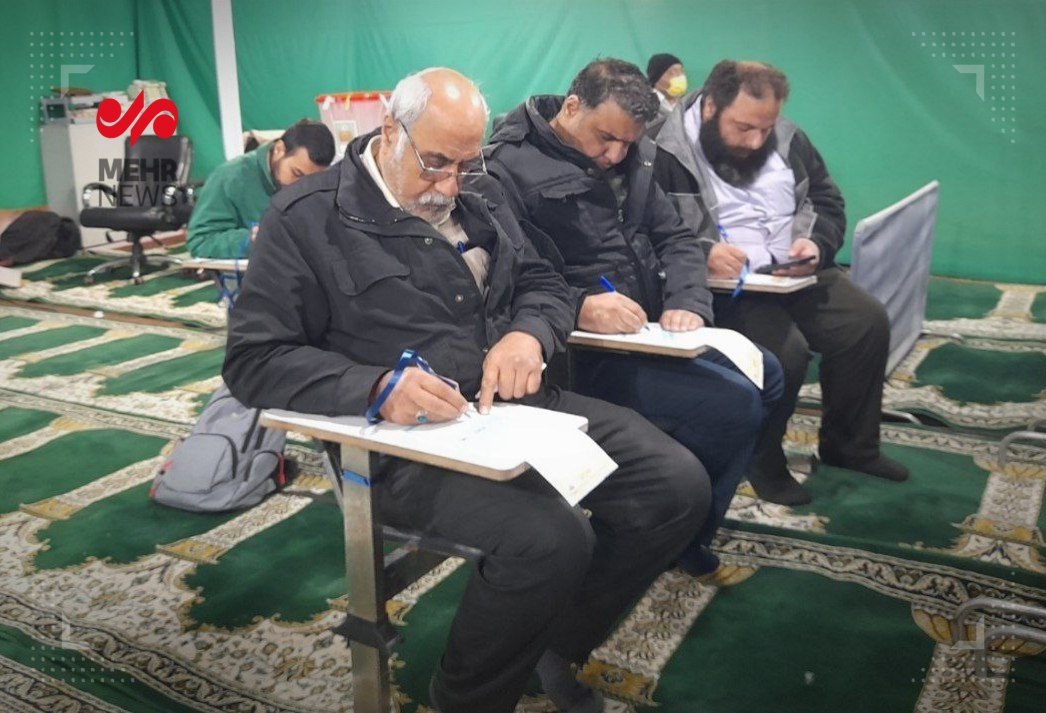  حضور پرشور مردم پای صندوق رای در مسجد دانشگاه صنعتی شریف