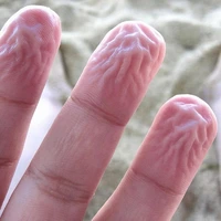  علت چروک شدن دست ها بعد از حمام کردن 