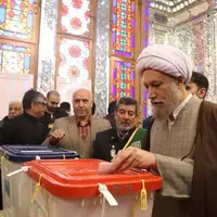 امام‌جمعه شیراز با حضور در شاهچراغ(ع) رأی خود را به صندوق انداخت