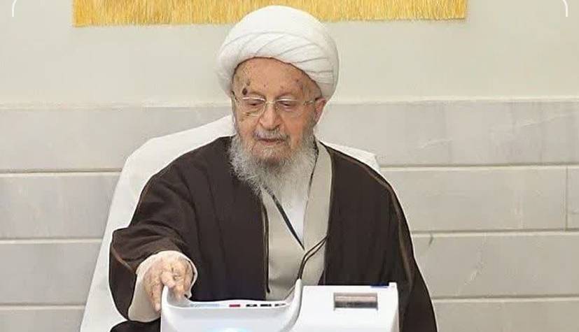 آیت‌ الله ‌مکارم‌ شیرازی رأی خود را به صندوق انداخت