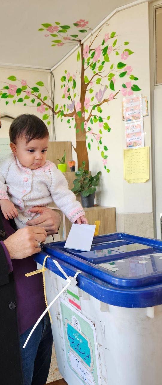 عکس/ کودکان ایرانی همراه با والدین پای صندوق رای