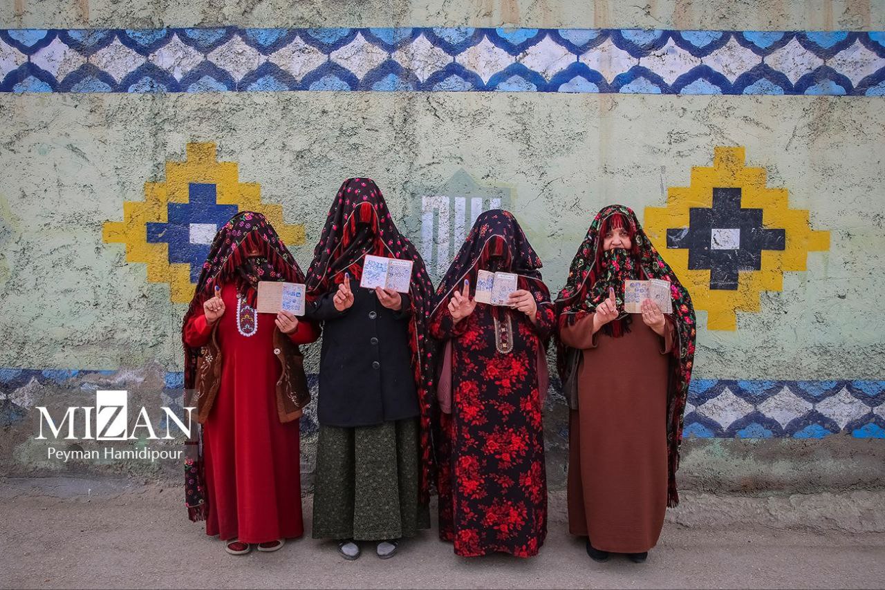 عکس/ حضور در انتخابات ۱۴۰۲ در بجنورد با لباس زیبای سنتی 