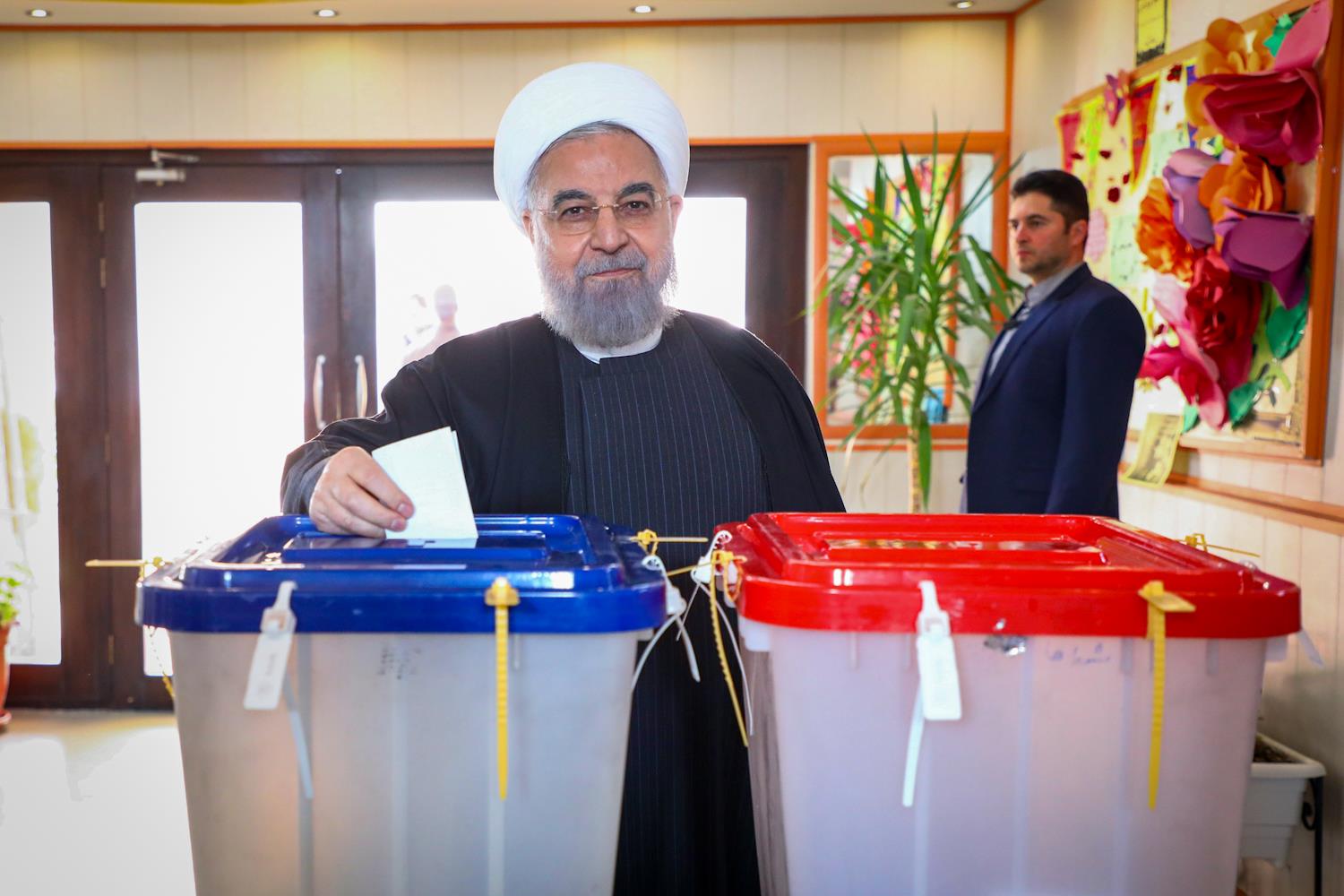 روحانی در یک مدرسه رأی خود را به صندوق انداخت