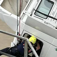 عملیات نفس‌گیر نجات راننده کامیون معلق روی پل