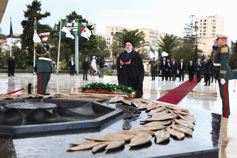عکس/ ادای احترام رئیس جمهور به شهدای انقلاب الجزایر