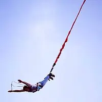 سقوط دختر جوان از ارتفاع توسط بانجی جامپینگ
