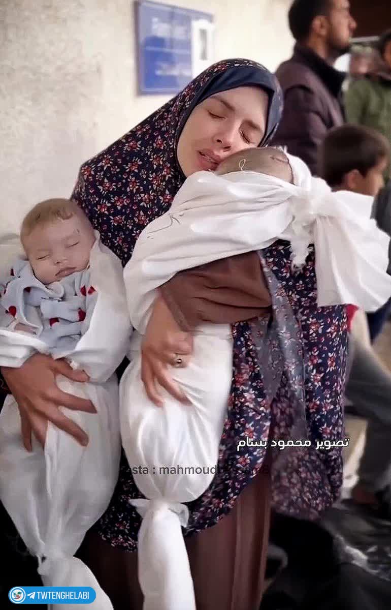 عکس/ وداع تلخ مادر جوان فلسطینی با دوقلوهایش