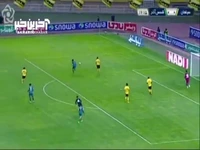 ضربه بازیکنان شمس آذر و برخورد توپ به تیر دروازه سپاهان