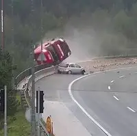 سقوط کامیون از روی پل