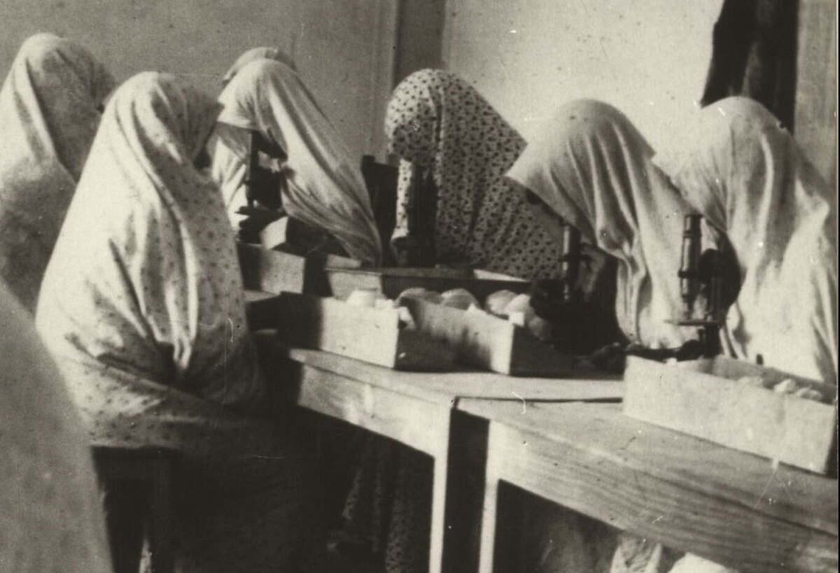تصویری از افتتاح مدرسه‌ای دخترانه 90 سال قبل