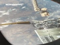 لحظه‌ی وصل شدن بازوی رباتیک ایستگاه فضایی به فضاپیمای باری