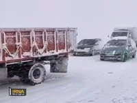 امدادرسانی به خودروهای گرفتار در برف چهارمحال و بختیاری