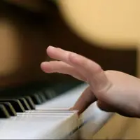 اجرای زیبا و حرفه ای کودک 5 ساله با پیانو 