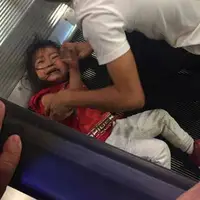 ویدئوی هولناک از گیر کردن پای یک بچه در پله برقی!