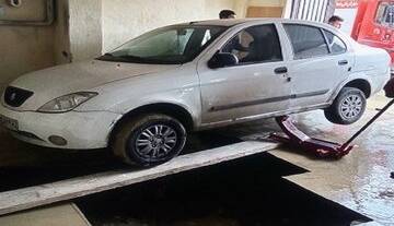 ماجرای سقوط خودروی تیبا داخل چاه در خیابان آزادی