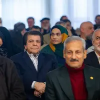 عکسی از دیدار رئیس جمهور و عباس قادری خواننده قدیمی