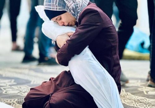 مادر فلسطینی: دخترم در حال وضو گرفتن برای نماز بود که با بمباران اسرائیل شهید شد