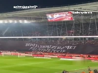 پارچه نوشته حمایتی هواداران ترکیه‌ای قبل از شروع بازی از مردم مظلوم فلسطین