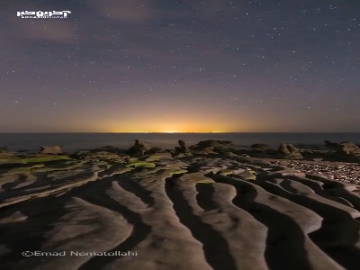 رد ستارگان بر آسمان ساحل مُکَسّر در خلیج فارس