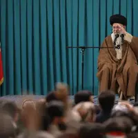 قابی متفاوت از لحظه ورود رهبر انقلاب به حسینیه امام خمینی(ره) 