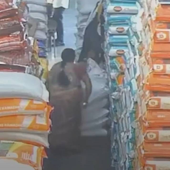 له شدن یک زن زیر ده‌ها کیسه برنج