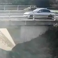 سقوط موتورسوار از روی پل پس از تصادف