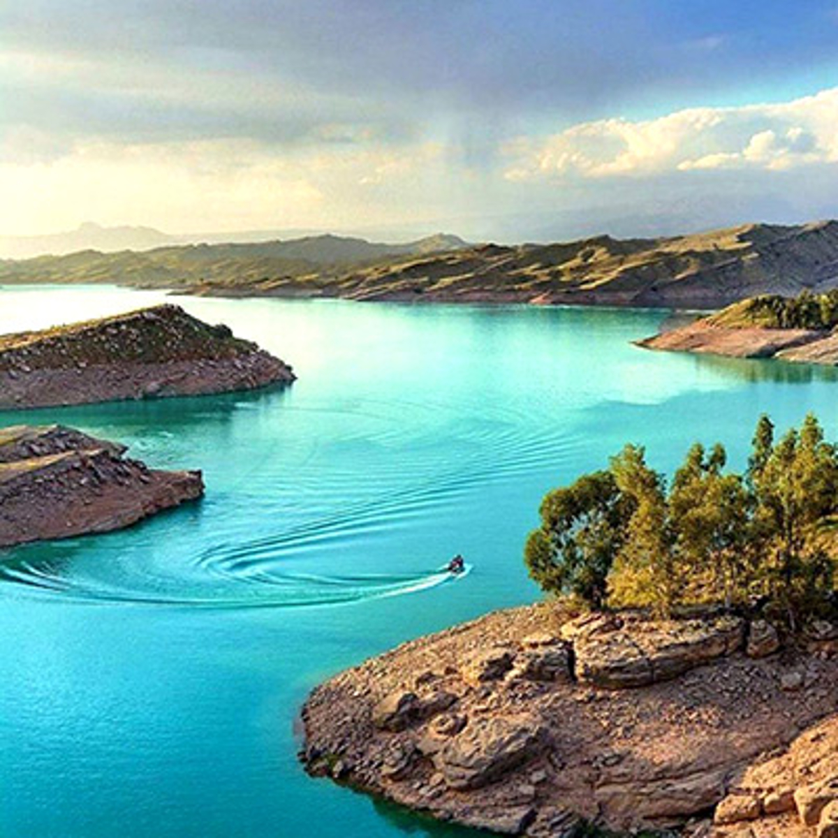 دریاچه زیبای شهیون در سد دز