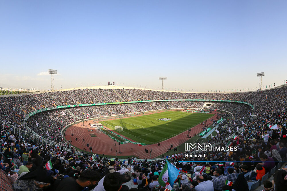 پخش افطاری بر روی صندلی‌های ورزشگاه آزادی برای بزرگترین محفل قرآنی ایران