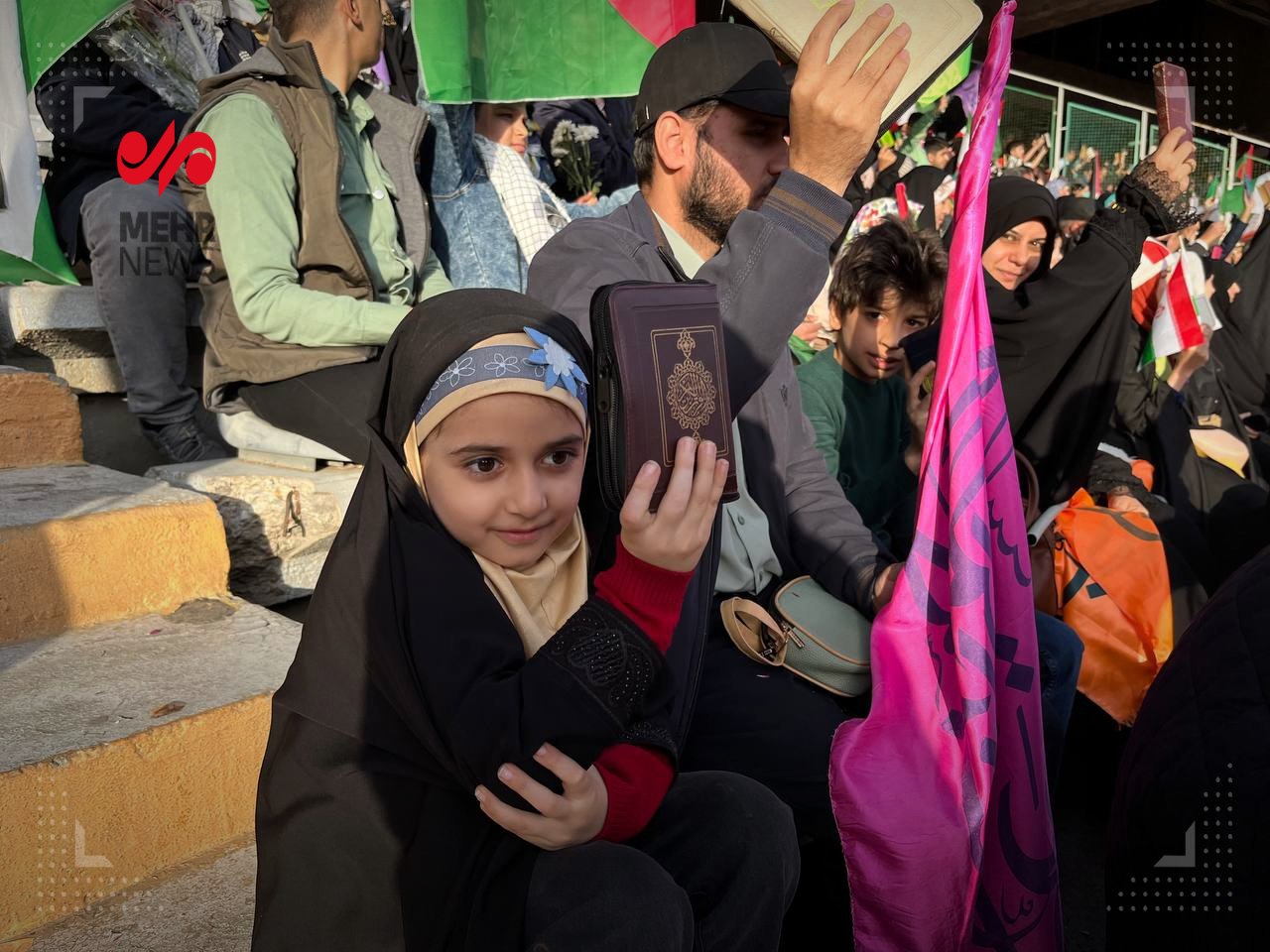 عکس/ قرآن به دست گرفتن مهمانان ضیافت امام حسنی‌ها در حمایت از شهدای غزه