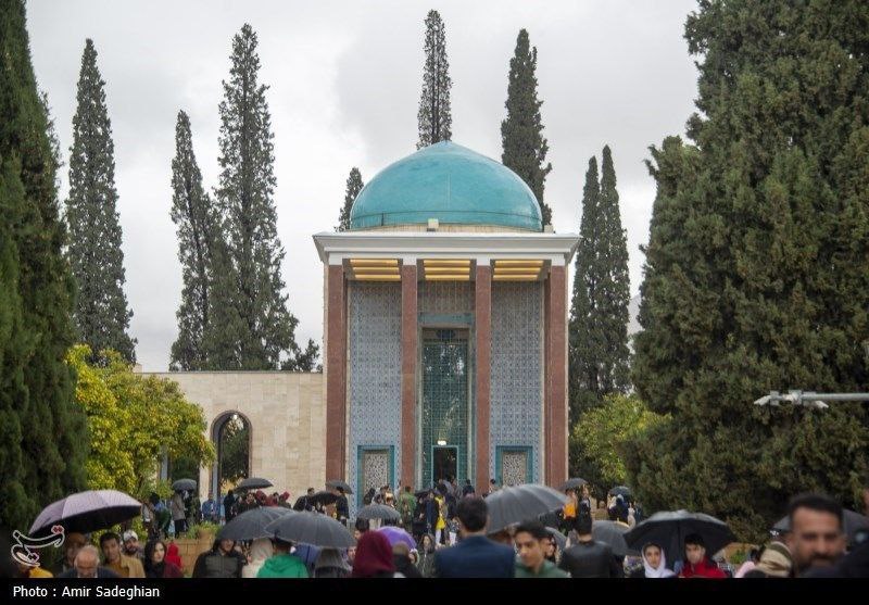 عکس/ بازدید مسافران نوروزی از آرامگاه سعدی