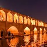 شادی مردم در سی و سه پل اصفهان‌ 