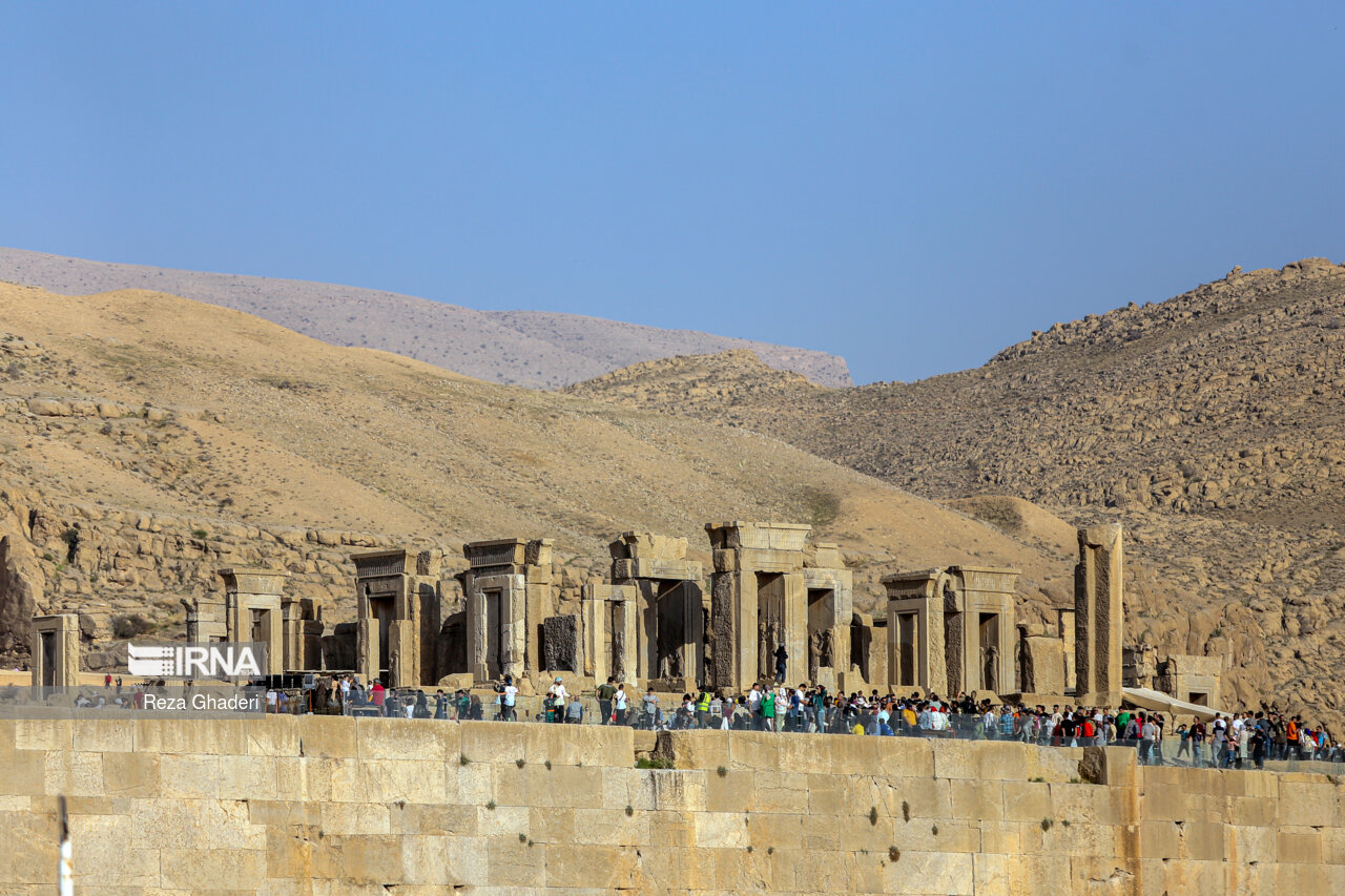 عکس/ گردشگران نوروز ۱۴۰۳ در تخت جمشید و زندیه