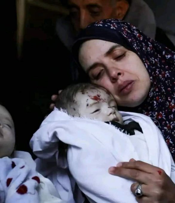وداع اشک آلود یک مادر اهل غزه با نوزادش