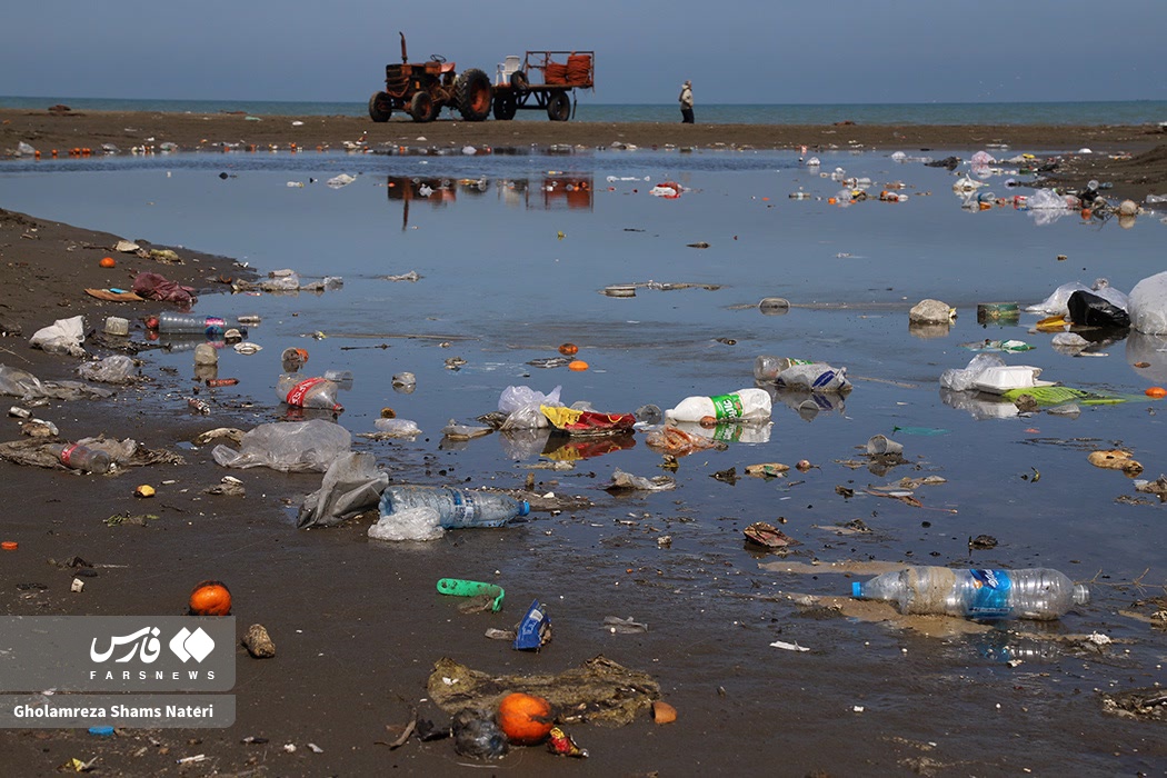 عکس/ انباشت زباله در سواحل مازندران