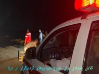 تلاش نیروهای امدادی برای خروج خودروهای گردشگران از دریا در قشم